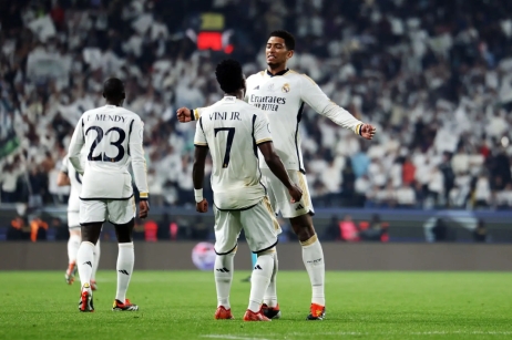 梅西与队友击掌后微笑离开